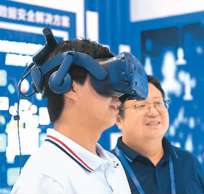 一名青年学生在安徽省阜阳市举办的网络安全宣传周展览会上体验VR展品。王 彪摄（人民视觉）