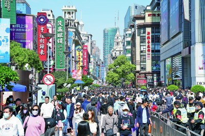 首发经济激活消费市场“一池春水” 首发经济激活消费市场“一池春水”