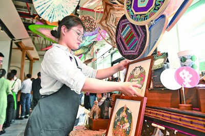 首发经济激活消费市场“一池春水” 首发经济激活消费市场“一池春水”