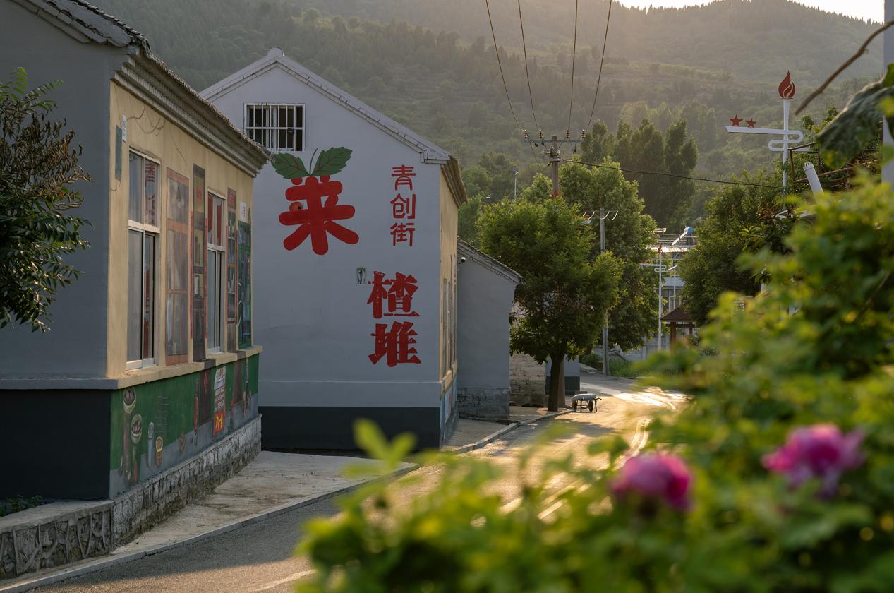 庞家庄村“山楂之恋”青创街。 庞家庄村村委办公室供图
