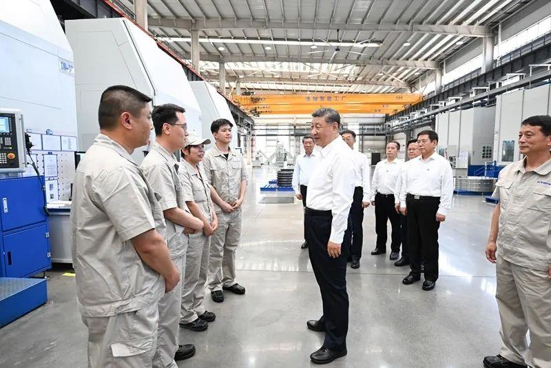 △2025年5月19日，习近平总书记在河南洛阳轴承集团股份有限公司智能工厂考察时，同企业职工亲切交流。