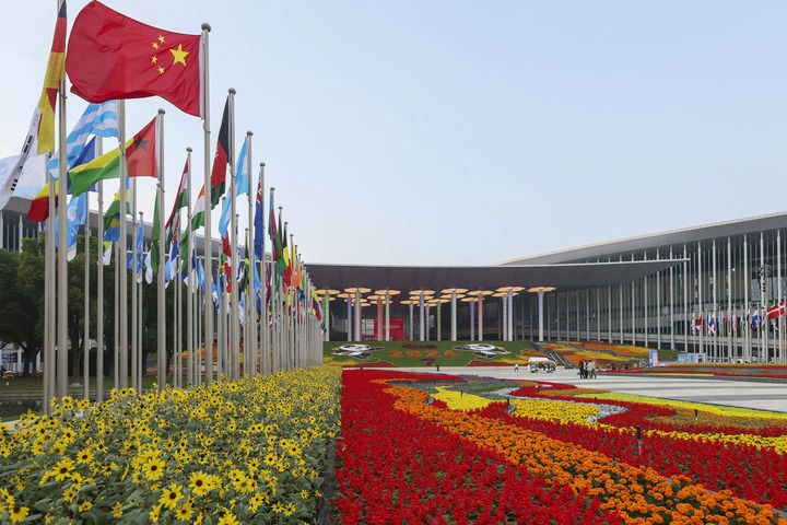 这是2024年11月4日拍摄的第七届中国国际进口博览会举办场地——国家会展中心（上海）外景。新华社记者 王翔 摄