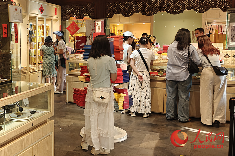国庆、中秋假期,游客在绛雪轩文创商店内挑选商品。人民网记者 韦衍行摄