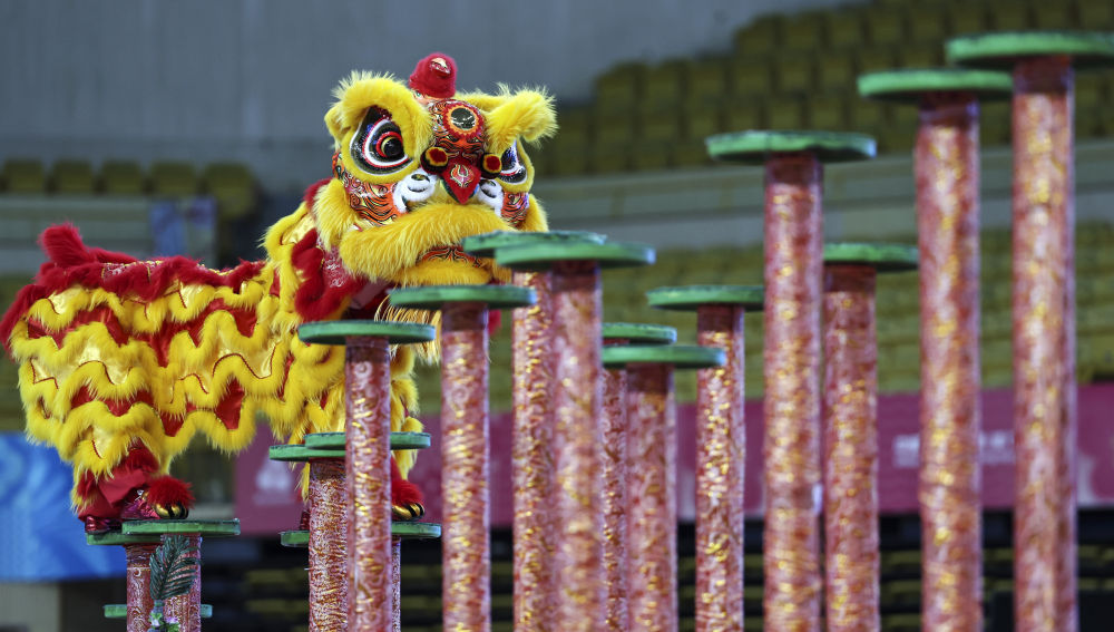 11月11日,粤港澳联队在第十五届全国运动会群众展演舞龙舞狮南狮自选项目决赛中获得一等奖。新华社记者 王鹏 摄