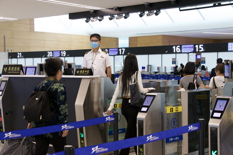 成都海关所属机场海关关员引导进出境旅客通关。成都海关供图