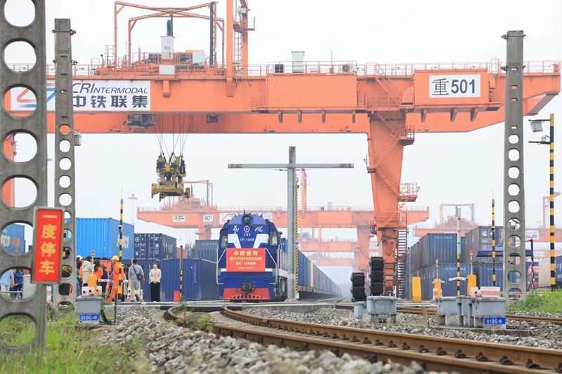 中欧班列从重庆铁路集装箱中心站缓缓驶出。重庆海关供图