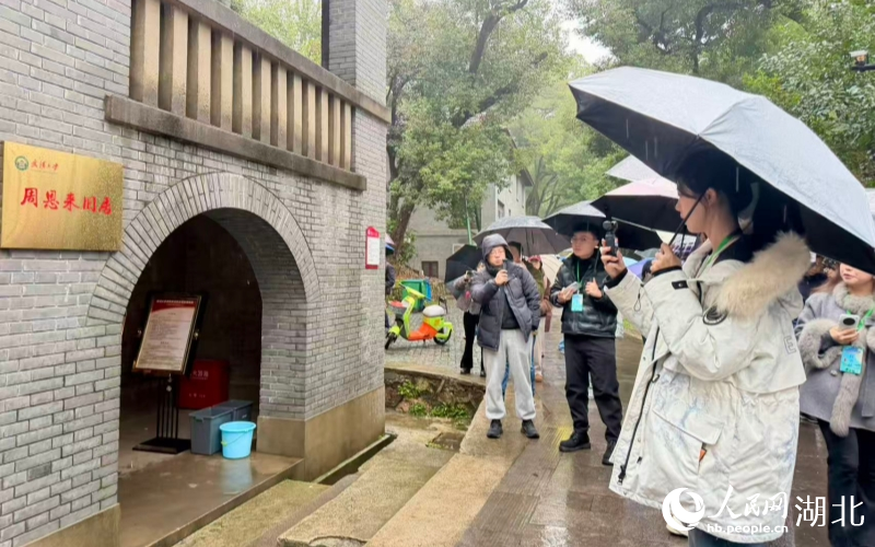 实践团成员参观周恩来旧居。人民网记者 张沛摄