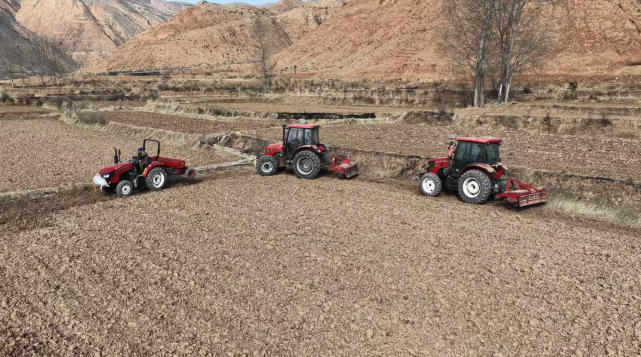 春耕一线。俞惠珍摄