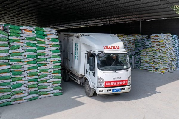 调配化肥等春耕物资。罗川摄