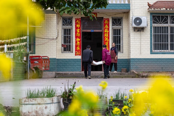 把农资送到农户家中。罗川摄