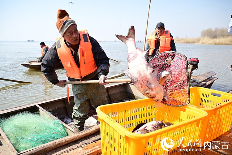 渔船满载归来。人民网记者 寇雅楠摄