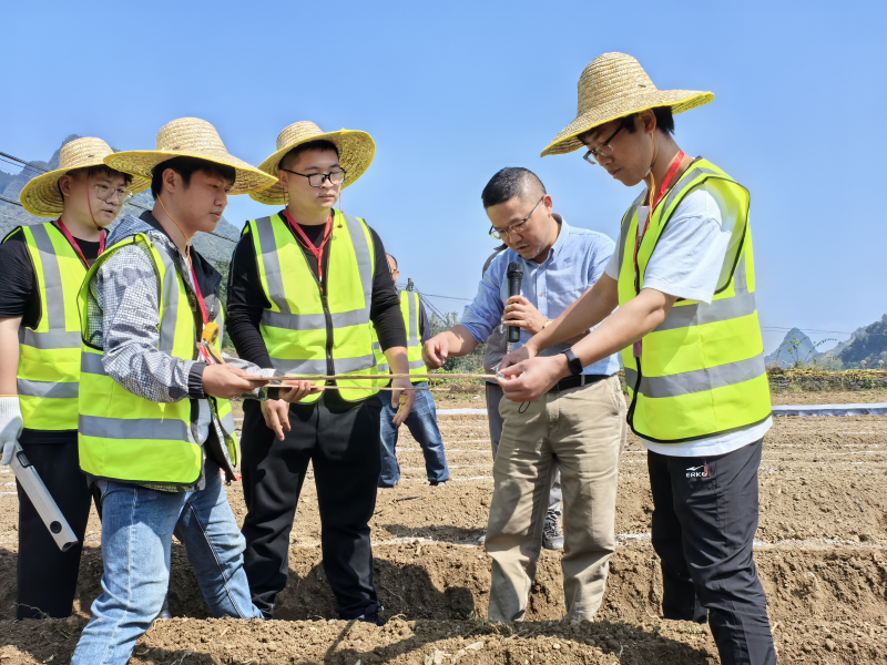 科研团队在田间地头开展调研。贵州大学供图