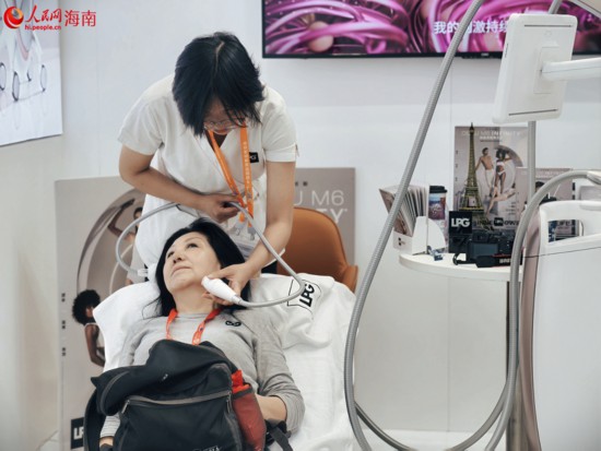 第五届消博会上，观众在体验美妆护肤。人民网 符泽民摄