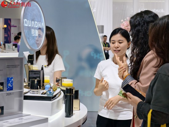 第五届消博会上，工作人员和观众互动体验产品。人民网 符泽民摄