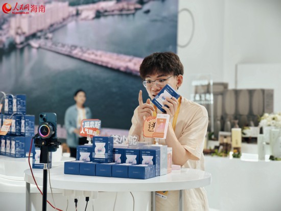 第五届消博会上展商正在直播介绍产品。人民网 符泽民摄