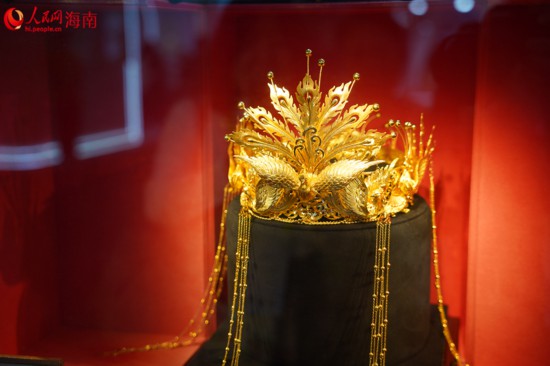 第五届消博会上展出的《凤舞九天凤冠》。 人民网记者 孟凡盛摄