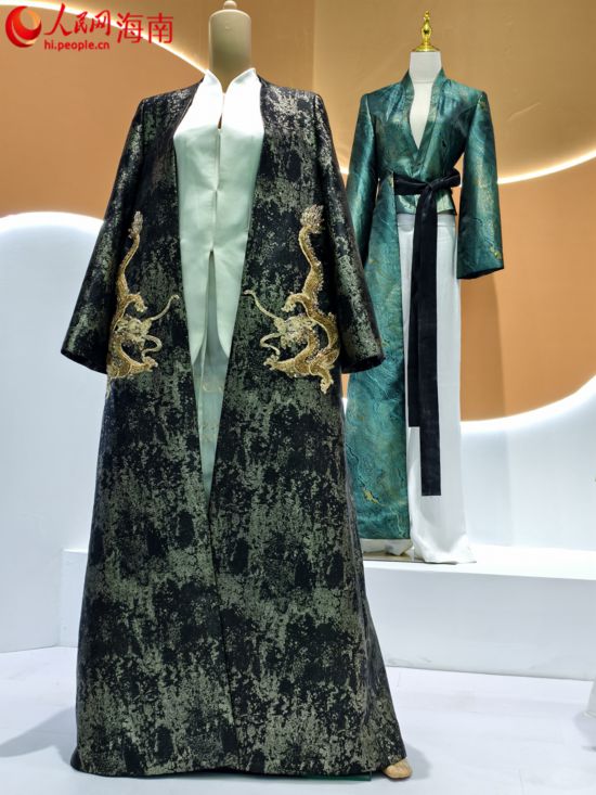 第五届消博会上展出的精美服饰。人民网 符泽民摄