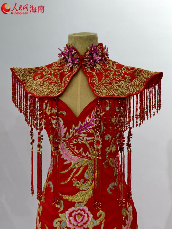 第五届消博会上展出的精美服饰。人民网 符泽民摄