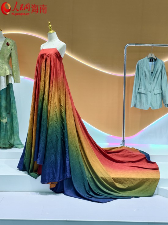 第五届消博会上展出的精美服饰。人民网 符泽民摄