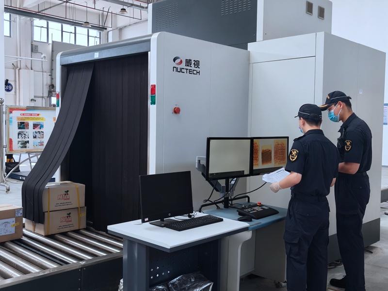 3月28日，海口海关所属洋浦海关关员对第六届中国国际消费品博览会首批货物进行验放。曹琳佩摄