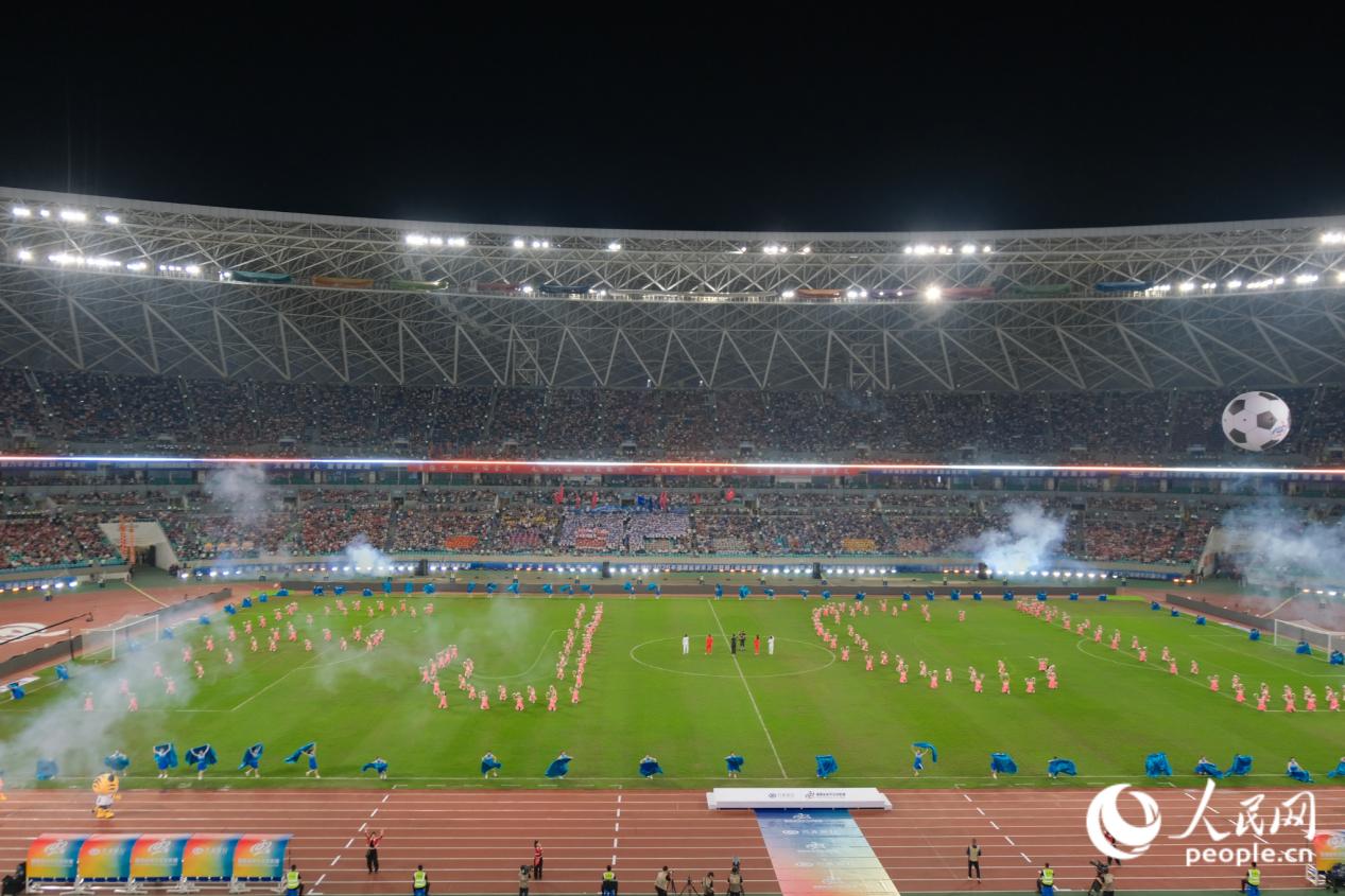 “闽超”开幕式现场，观众席坐得满满当当。人民网 欧阳奕奕摄