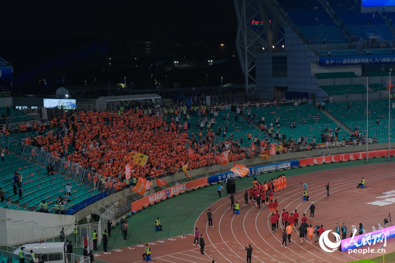 比赛已经结束，许多球迷迟迟不舍离场。人民网 欧阳奕奕摄