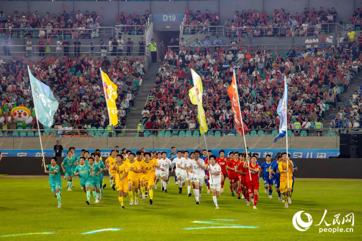 八闽大地的球员举旗跑步入场。人民网 林铭贤摄