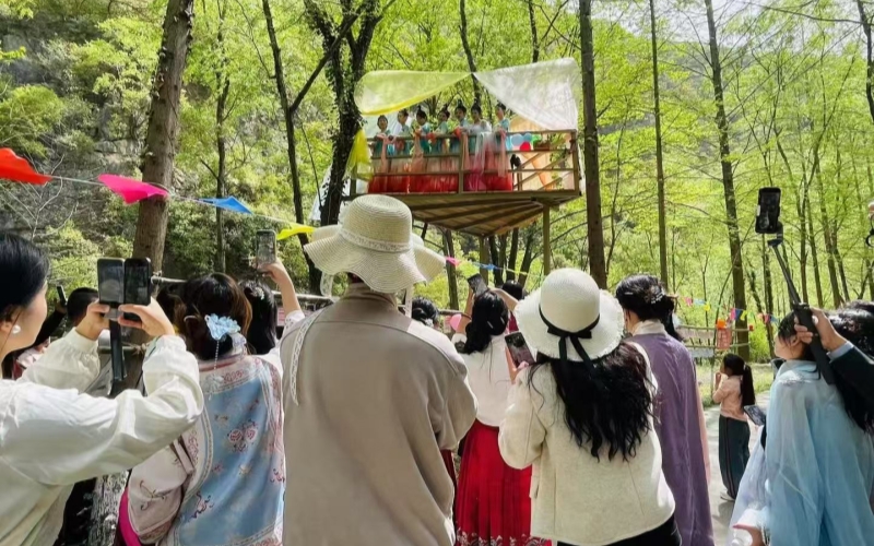 游客在店子镇大坝塘村观赏文艺演出。黄江平摄