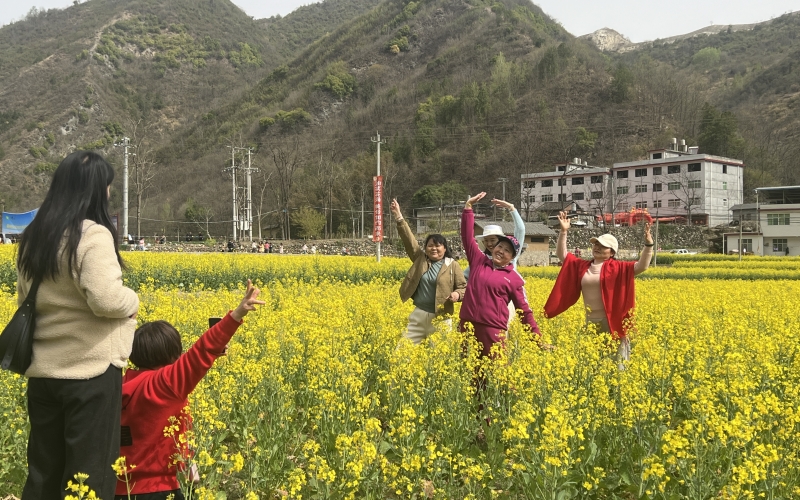 游客在店子镇大坝塘村观赏文艺演出。黄江平摄
