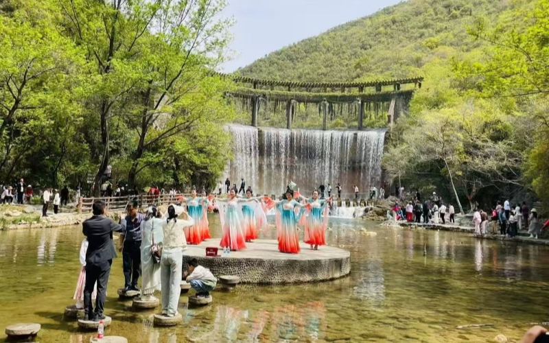 图为游客在“千亩花海”翩翩起舞。孟莹摄