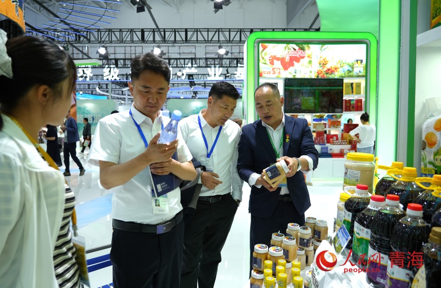 参展商介绍产品。人民网记者 甘海琼