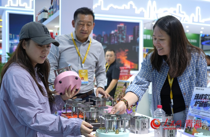 参展商介绍产品。人民网记者 甘海琼