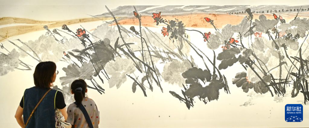 观众在中国美术馆内观看美术作品。胡庆明摄