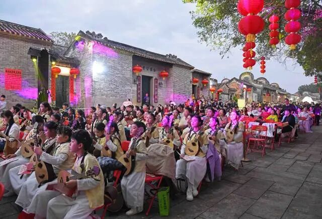 花都塱头村的“粤美村晚”现场,小演员们怀抱乐器候场。(炭步宣 供图) 花都塱头村的“粤美村晚”现场,小演员们怀抱乐器候场。(炭步宣 供图)