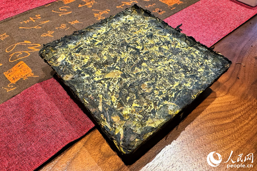 茶饼表面泛着“金花”。人民网记者 李唯一摄