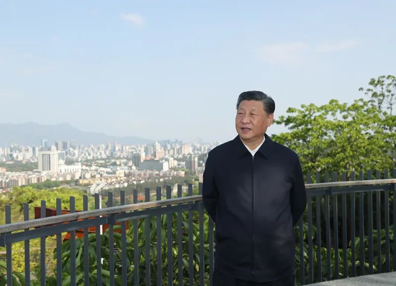 2021年3月24日,在福建福州考察的习近平总书记登上郊野福道的观景平台。