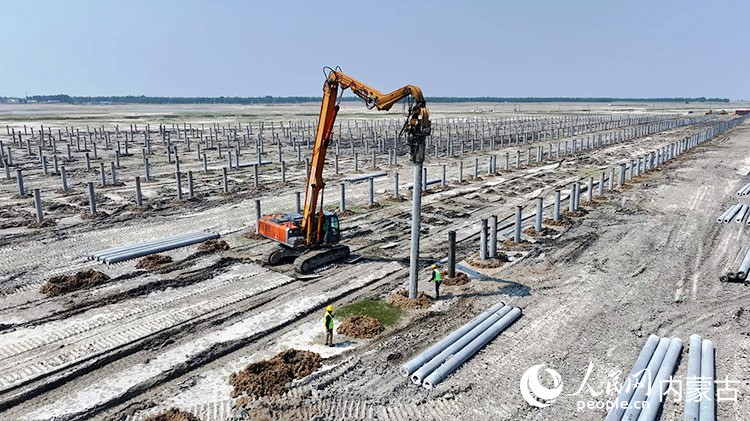 2025年6月,防沙治沙和风电光伏一体化工程项目开工建设现场。受访单位供图