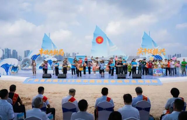 活动主会场,农民共话丰收。 活动主会场,农民共话丰收。