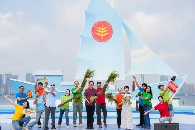 三位新农人分享丰收喜悦。 三位新农人分享丰收喜悦。