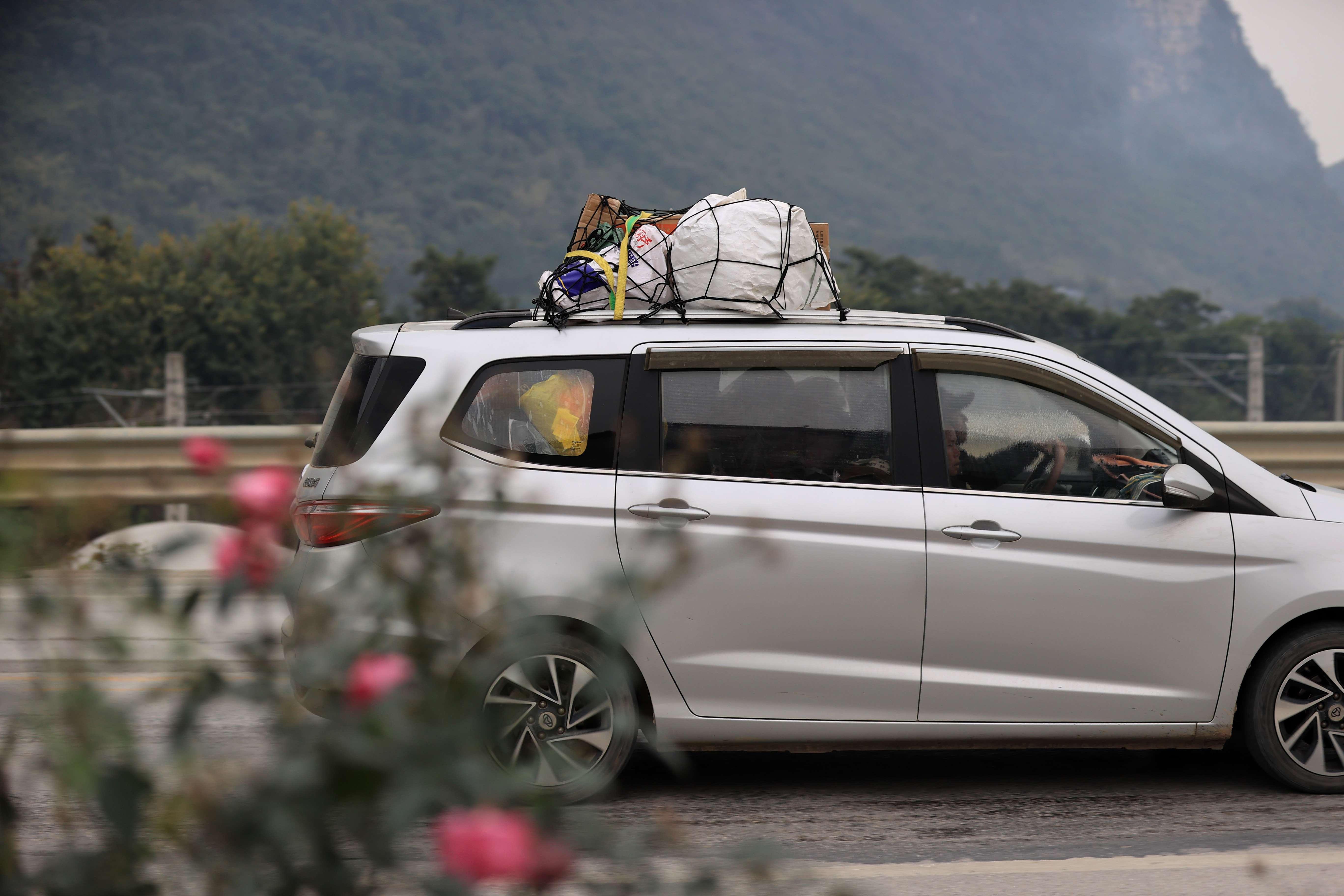 图6：2026年2月2日，在国道209线广西柳州市融安县长安镇路段，返乡人员驾驶汽车回家（谭凯兴 摄）。.JPG