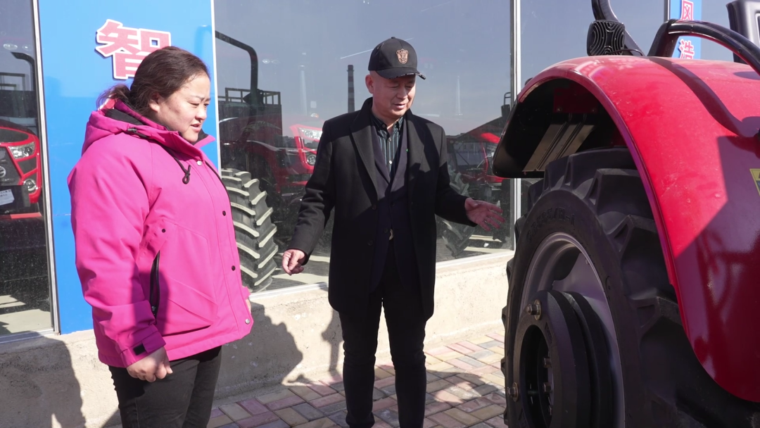 销售人员向农户介绍农机。赵雨喆摄.png