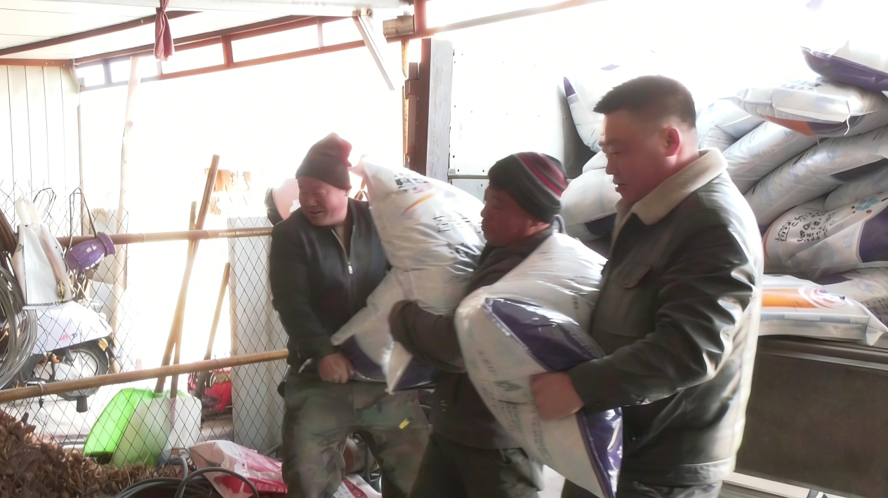 中心合作社把种子化肥送到农户家中。满都拉摄.png