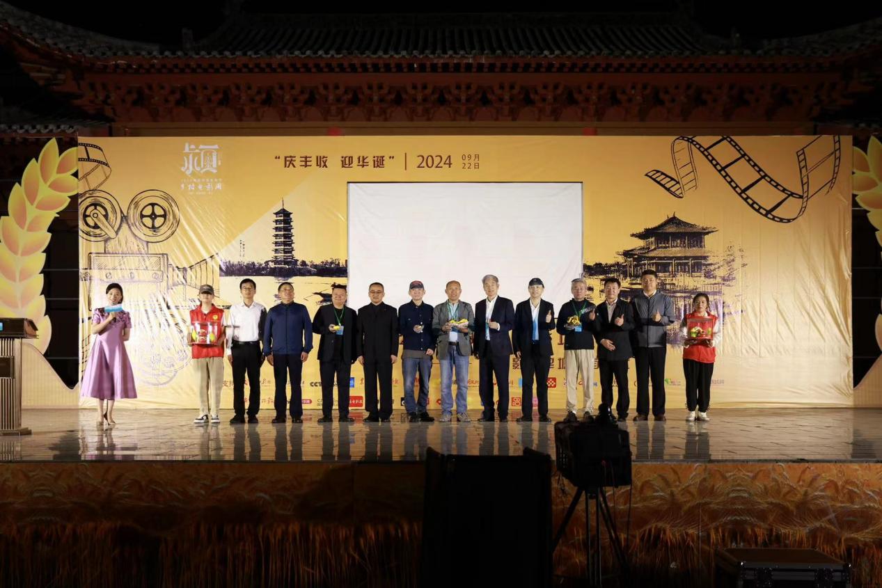 乡村电影点亮安徽颍上“平原水乡”丰收夜景(图2)