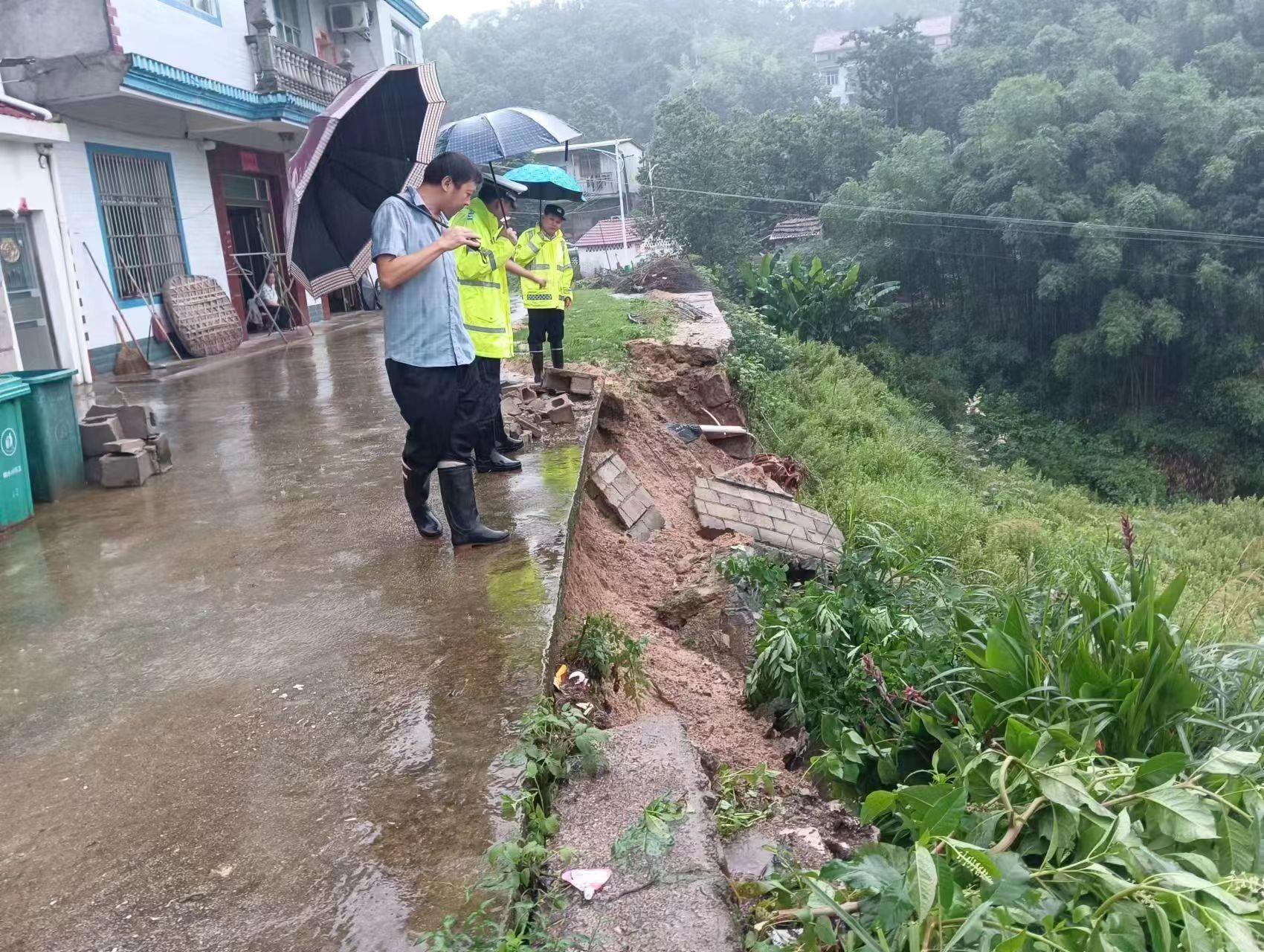 湖北蕲春县檀林镇党员干部全力投入防汛抗灾