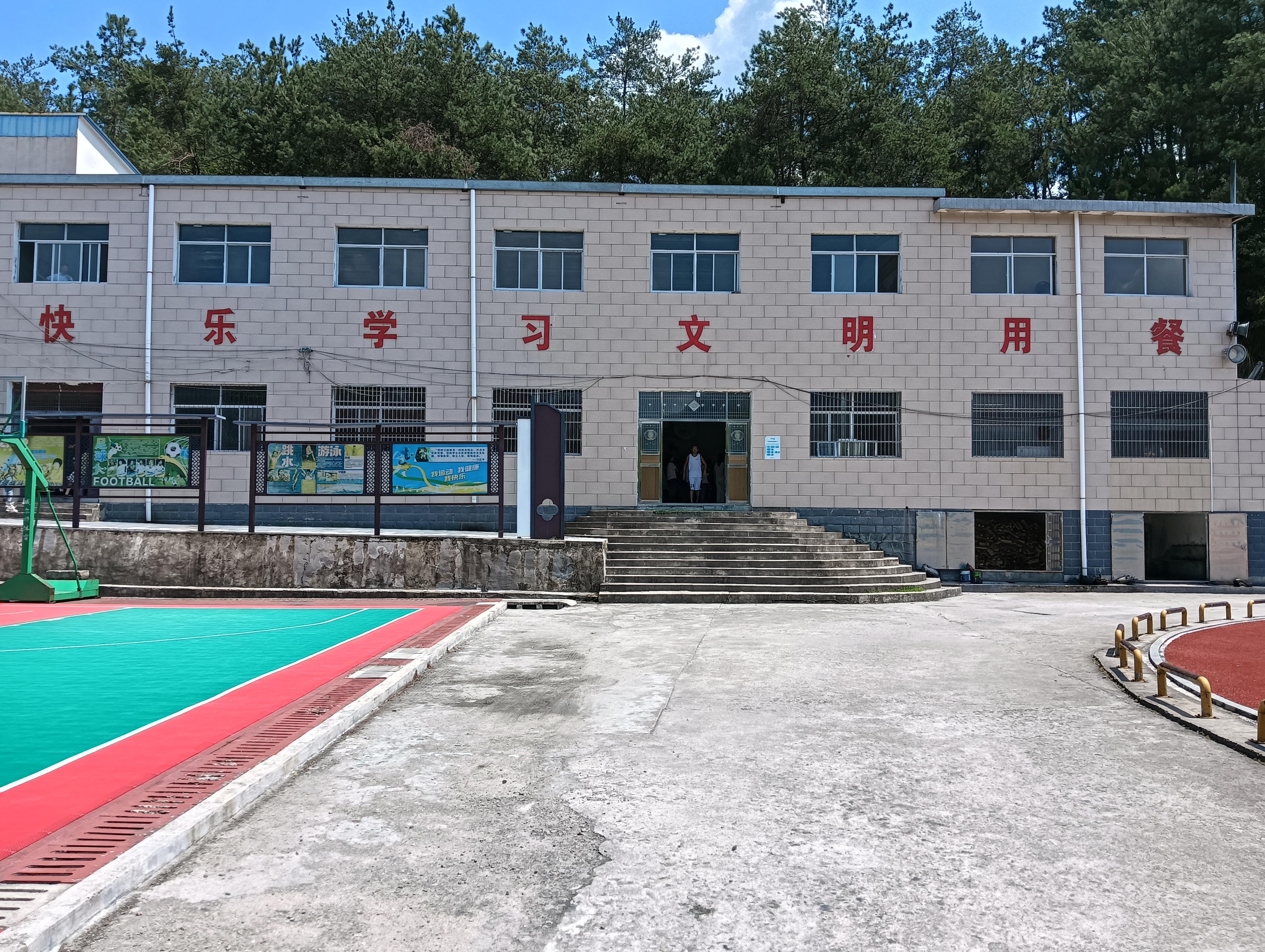 湖北蕲春县詹大悲中学开学首抓食堂安全工作