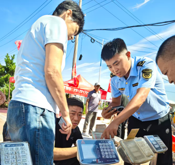 即墨区市场监管局精准服务到码头护航开海产品安全