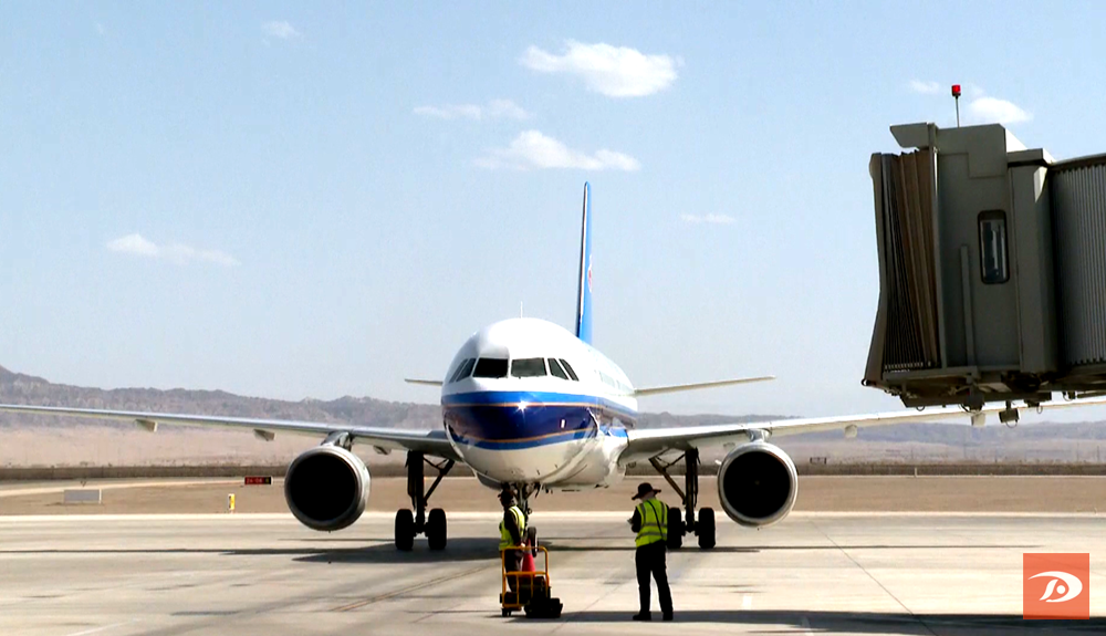 长假首日大批游客纷至沓来敦煌莫高国际机场多措并举保畅通