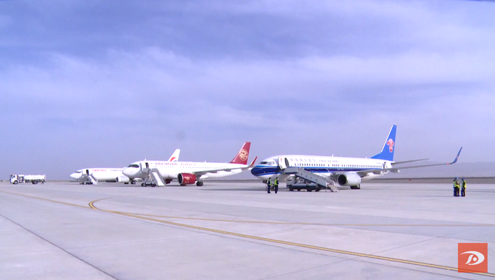 长假首日大批游客纷至沓来敦煌莫高国际机场多措并举保畅通