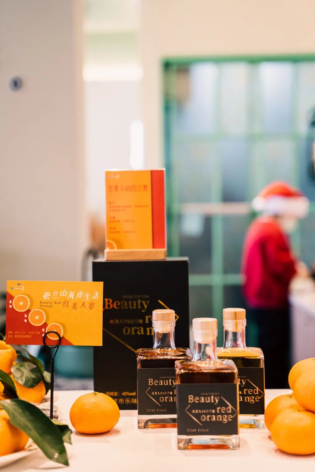 我们置身满眼绿意的文艺餐厅,闻着淡淡酒香,一一品鉴,红美人露酒清爽