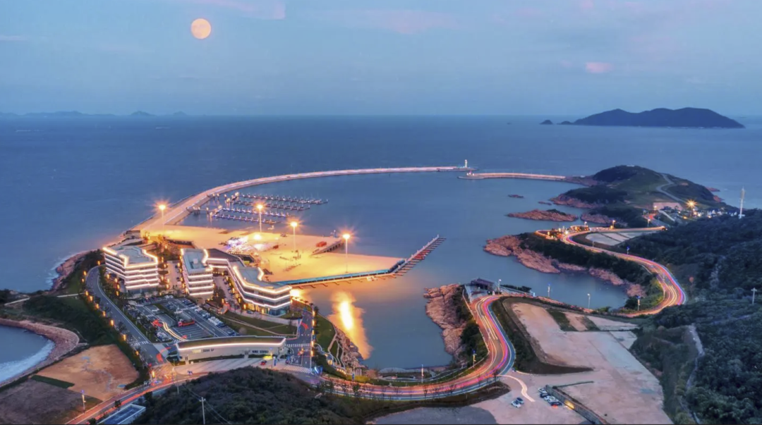 白沙湾沙滩紧邻2023年刚刚圆满完成杭州亚运会帆船比赛任务的亚帆中心